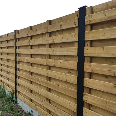 houten schutting met metalen palen